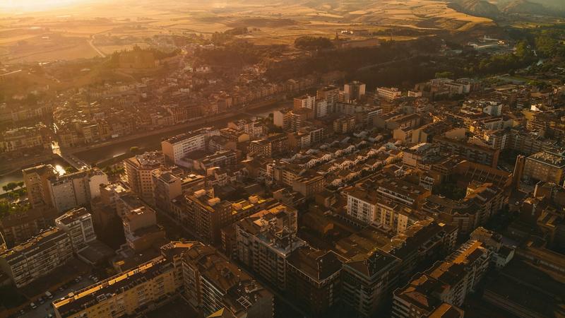 Vista aérea de la ciudad al atardecer