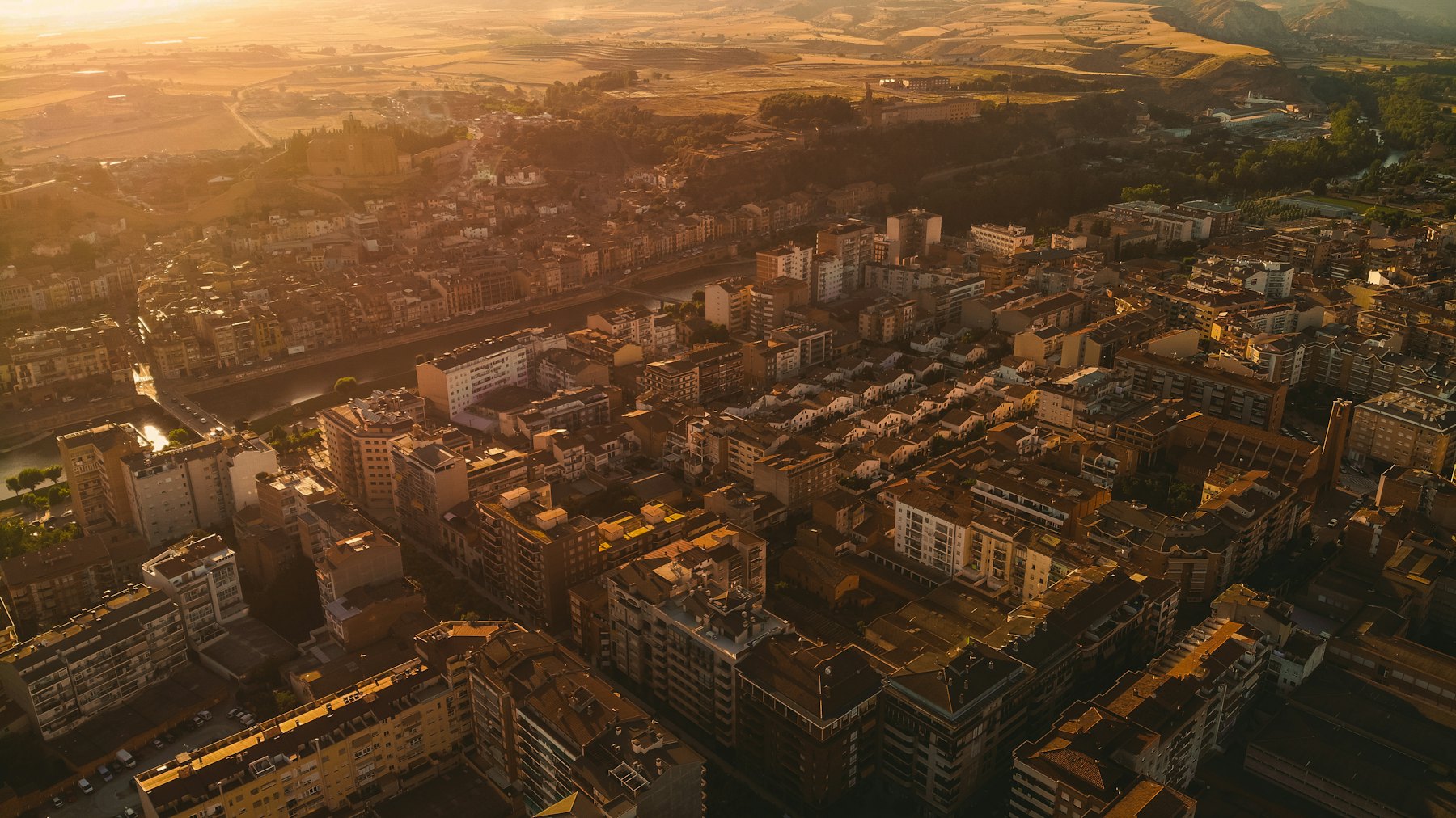 Vista aérea de la ciudad al atardecer
